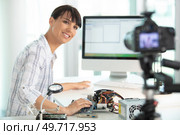 young attractive woman blogger or vlogger looking at camera. Стоковое фото, агентство Ingram Publishing / Фотобанк Лори