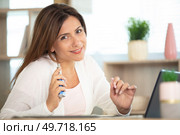beautiful brunette smokes electronic cigarette. Стоковое фото, агентство Ingram Publishing / Фотобанк Лори