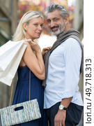 senior couple taking a city break going shopping. Стоковое фото, агентство Ingram Publishing / Фотобанк Лори