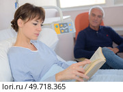 visiting a relative in the hospital. Стоковое фото, агентство Ingram Publishing / Фотобанк Лори