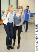 pregnant woman with contractions in hallway. Стоковое фото, агентство Ingram Publishing / Фотобанк Лори