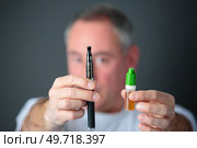close-up of man hand holding electronic cigarette. Стоковое фото, агентство Ingram Publishing / Фотобанк Лори