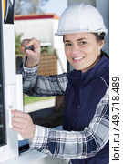 diy woman checking malfunction on fuseboard. Стоковое фото, агентство Ingram Publishing / Фотобанк Лори