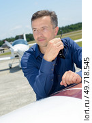 a man leant on aircraft. Стоковое фото, агентство Ingram Publishing / Фотобанк Лори
