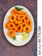 Deep crisp fried calamari or squid rings.Flat lay. Fried squid rings breaded. Стоковое фото, агентство Ingram Publishing / Фотобанк Лори