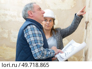 female discussing finish with site manager. Стоковое фото, агентство Ingram Publishing / Фотобанк Лори