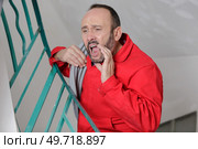 a workman shouting to colleague. Стоковое фото, агентство Ingram Publishing / Фотобанк Лори