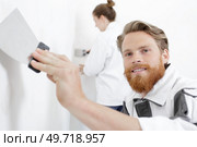man plasterers a the wall. Стоковое фото, агентство Ingram Publishing / Фотобанк Лори