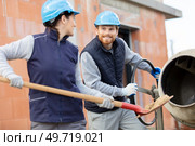 female and male builders using cement mixer and shovel. Стоковое фото, агентство Ingram Publishing / Фотобанк Лори