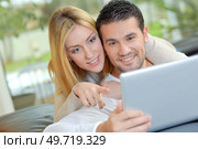 Young couple using a laptop. Стоковое фото, агентство Ingram Publishing / Фотобанк Лори