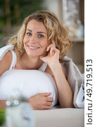 woman waking up with a smile. Стоковое фото, агентство Ingram Publishing / Фотобанк Лори