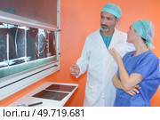 portrait of two medics discussing xrays. Стоковое фото, агентство Ingram Publishing / Фотобанк Лори