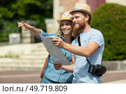 happy tourists sightseeing city with map. Стоковое фото, агентство Ingram Publishing / Фотобанк Лори