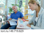 man and woman waiting a diy store. Стоковое фото, агентство Ingram Publishing / Фотобанк Лори