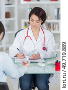writing prescription after diagnosing sick patient. Стоковое фото, агентство Ingram Publishing / Фотобанк Лори