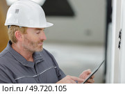 close-up worker inspector holding clipboard. Стоковое фото, агентство Ingram Publishing / Фотобанк Лори