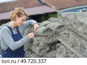 a female fisherwoman organising nets. Стоковое фото, агентство Ingram Publishing / Фотобанк Лори