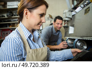 close up of a shoemaker making shoes. Стоковое фото, агентство Ingram Publishing / Фотобанк Лори
