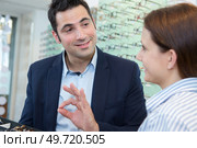 an optometrist during a consultation. Стоковое фото, агентство Ingram Publishing / Фотобанк Лори