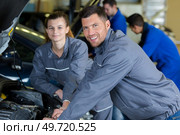 young male and female mechanics posing. Стоковое фото, агентство Ingram Publishing / Фотобанк Лори