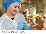 Factory operative writing on can. Стоковое фото, агентство Ingram Publishing / Фотобанк Лори
