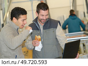 factory workers eating bread for snack. Стоковое фото, агентство Ingram Publishing / Фотобанк Лори