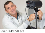 photographer setting the flash before photo session. Стоковое фото, агентство Ingram Publishing / Фотобанк Лори