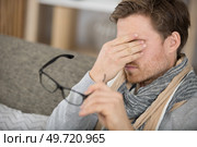 young man having a headache. Стоковое фото, агентство Ingram Publishing / Фотобанк Лори