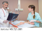 doctor and female nurse with xray. Стоковое фото, агентство Ingram Publishing / Фотобанк Лори