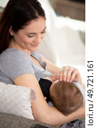 happy mother is brest feeding a baby. Стоковое фото, агентство Ingram Publishing / Фотобанк Лори