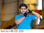 athlete with helmet at velodrome. Стоковое фото, агентство Ingram Publishing / Фотобанк Лори