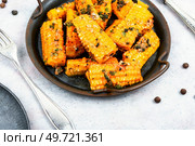 Ears of corn baked with herbs. Vegetarian food, recipes.. Corn cobs grilled or baked, street food. Стоковое фото, агентство Ingram Publishing / Фотобанк Лори