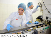 Workers on food production line. Стоковое фото, агентство Ingram Publishing / Фотобанк Лори