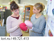 women chatting about knitting. Стоковое фото, агентство Ingram Publishing / Фотобанк Лори