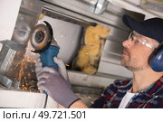 builder using angle grinder and making sparks. Стоковое фото, агентство Ingram Publishing / Фотобанк Лори
