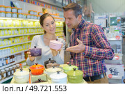 a couple choosing ramekin dishes. Стоковое фото, агентство Ingram Publishing / Фотобанк Лори