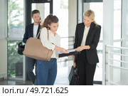 businesswoman asks for directions from woman. Стоковое фото, агентство Ingram Publishing / Фотобанк Лори