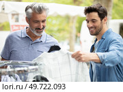 best friends shopping clothes at the market. Стоковое фото, агентство Ingram Publishing / Фотобанк Лори