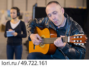 man playing on acoustic guitar. Стоковое фото, агентство Ingram Publishing / Фотобанк Лори