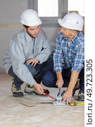 carpenter and apprentice use electric sander. Стоковое фото, агентство Ingram Publishing / Фотобанк Лори
