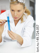 mature woman working with pipettes. Стоковое фото, агентство Ingram Publishing / Фотобанк Лори