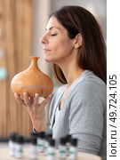 woman smelling essential oils - aromatheraphy. Стоковое фото, агентство Ingram Publishing / Фотобанк Лори