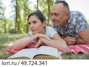 couple reading on picnic blanket. Стоковое фото, агентство Ingram Publishing / Фотобанк Лори