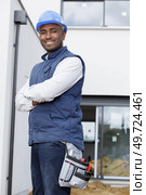 workman with helmet keeping the arms crossed in frontal position. Стоковое фото, агентство Ingram Publishing / Фотобанк Лори