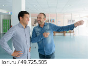 two talented men meet together discuss issues. Стоковое фото, агентство Ingram Publishing / Фотобанк Лори