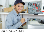 male builder writing on clipboard. Стоковое фото, агентство Ingram Publishing / Фотобанк Лори