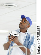 industrial builder installing ventilation in ceiling. Стоковое фото, агентство Ingram Publishing / Фотобанк Лори