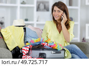 woman packing a travel bag. Стоковое фото, агентство Ingram Publishing / Фотобанк Лори