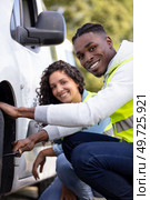 car breakdown taken happily by couple. Стоковое фото, агентство Ingram Publishing / Фотобанк Лори