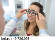 woman doing eye test. Стоковое фото, агентство Ingram Publishing / Фотобанк Лори